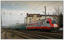 Seit Fahrplanwechsel werden einige EC's mit der Reihe 1216 traktioniert. Darunter auch der EC OEC 151  Emona  von Wien nach Ljubljana. Da das Triebfahrzeug an der Grenze zu Slowenien in Spielfeld noch immer gewechselt werden muss (urspr�nglich waren Langl�ufe auf der gesamten Strecke geplant) kamen wir in der Steiermark in den Genuss 1216 226 vor diesem Zug anzutreffen. 1216 226 ist eine 1216 der Variante C also f�r Eins�tze in den  folgenden L�ndern vorgesehe: A/D/CZ/SK
