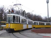 GT-4 434 und 447 stehen an der Endstation Ruhbank zur Abfahrt bereit. GT-4 434 hat zum Abschied der 15er Linie die wei�en Fl�chen auf der Seite, um Fans die M�glichkeit einer Verewigung zu bieten. (04.12.2007)