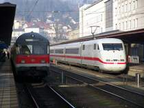 Ein ICE-1 (Br.401) bei der Ausfahrt aus ulm Hbf. Dieser ICE fuhr als ICE 596 nach Berlin-Ostbahnhof. Links befindet sich ein Karlsruher-Stw. auf Gl.2 des Ulmer Hbfs. Aufgenommen am 19.Dezember 2007
