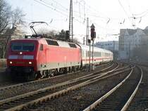 120 132-6 bei der Einfahrt mit dem IC 2368 in Ulm Hbf. Aufgenommen am 19.Dezember 2007