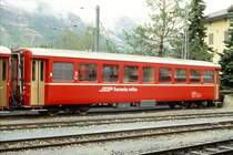 RhB - B 2253 am 06.06.1990 in St.Moritz - 2.Klasse Umbau-Personenwagen in Leichtstahlbauart f�r Stammnetz und Berninabahn - �bernahme 23.06.1913 - SIG/FFA - Fahrzeuggewicht 18,00t - Sitzpl�tze 64 - L�P 16,25m - zul�ssige Geschwindigkeit 80 km/h - �2=30.01.1987 - Logo RhB in italienisch - kleine Klassezahlen, d�nne Betriebsnummer, ohne gelbe Kennzeichnung an den Ecken - Lebenslauf: ex B4 1107 - 1929 B4� 1107 - 1956 A4� 1107 - 1963 B4� 2253- 1964 B 2253
