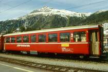 RhB - B 2253 am 08.10.1999 in Samedan - 2.Klasse Umbau-Personenwagen in Leichtstahlbauart f�r Stammnetz und Berninabahn - �bernahme 23.06.1913 - SIG/FFA - Fahrzeuggewicht 18,00t - Sitzpl�tze 64 - L�P 16,25m - zul�ssige Geschwindigkeit 80 km/h - �2=06.04.1993 - Logo RhB in deutsch - gro�e Klassezahlen, dicke Betriebsnummer, mit gelbe Kennzeichnung an den Ecken - Lebenslauf: ex B4 1107 - 1929 B4� 1107 - 1956 A4� 1107 - 1963 B4� 2253- 1964 B 2253
