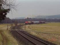 294 262 und Schiebelok 362 427 erklimmen die Steigung kurz hinter Hirschau in Richtung Gebenbach am 08.03.2003! Heute wir hier nicht mehr mit Schiebelok gefahren!