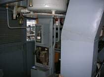 Im Maschinenraum der E44 001, zusehn oben der �l-Hauptschalter (die serien E44 hat einen Expansionshauptschalter),  und rechts ein Luftschacht.
Aufgenommen am 15.9.2007 in F�rth