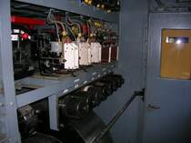 Im Maschinenraum  der E44 001, zu sehn sind, (die wei�en dinger) sind Pumpensch�tze, und L�ftersch�tze, mitte, die runden schwazen dinger sind sicherungen, und unten das ist der Fahrmotorl�fter.

Was die E44 001 als Vorserie von der serien E44 unterscheidet ist das sie 2 maschinenraumg�nge hat, die E44 Serie hat nur einen.