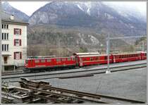 Auf dieser Seite des Rheins gibts neben dem Bahnhof Reichenau-Tamins nur das Haus, das auf diesem Bild zu sehen ist. Es heisst Beamtenhaus, obwohl dort schon l�ngst keine Beamten mehr wohnen. Ge 6/6 II 713  St.Moritz  heult mit dem RE nach Disentis vorbei.
(10.12.2007)