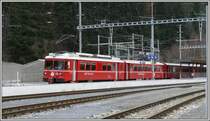Be 4/4 511 mit Regio nach Rh�z�ns in Reichenau-Tamins. (10.12.2007)
