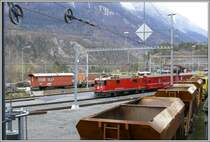 Ge 4/4 II 617  Ilanz  verl�sst mit RE nach St.Moritz den Bahnhof Reichenau-Tamins. (10.12.2007)