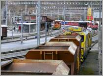 Hier in Reichenau-Tamins verzweigt sich die Doppelspur von Chur in die einspurigen Strecken nach Disentis/Must�r und St.Moritz. Soeben f�hrt ein RE ins Engadin mit Ge 4/4 II 617  Ilanz  ein. (10.12.2007)