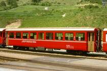 RhB - B 2258 am 28.05.1990 in Scuol - 2.Klasse Umbau-Personenwagen in Leichtstahlbauart f�r Stammnetz und Berninabahn - Baujahr 1911 �bernahme 1962 - SIG/FFA - Fahrzeuggewicht 17,00t - Sitzpl�tze 64 - L�P 16,25m - zul�ssige Geschwindigkeit 90 km/h - �3=28.09.1977 �2=22.01.1988 - Logo RhB in deutsch - kleine Klassezahlen, schlanke Betriebsnummer, ohne gelbe Kennzeichnung an den Ecken - Lebenslauf: ex C4 2205 - 1956 B� 2205 - 1962 B4� 2258 - 1964 B 2258
