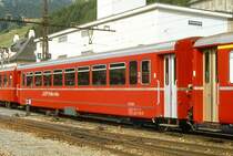 RhB - B 2261 am 09.09.1990 in Disentis - 2.Klasse Spitzenverkehrswagen in Omnibusbauart f�r Stammnetz - �bernahme 15.01.1986 - FFA/RhB/SWP - Fahrzeuggewicht 18,00t - Sitzpl�tze 52 - L�P 18,02m - zul�ssige Geschwindigkeit 90 km/h - Logo RhB in rh�toromanisch - kleine Klassezahlen, schlanke Betriebsnummer, ohne gelbe Kennzeichnung an den Ecken - Lebenslauf: ex B 2261 - 1994 Br 2161 - 1995 B 2261 - Hinweis: noch ohne Bemalung
