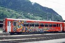 RhB - Br 2261 am 17.05.1994 in Landquart - 2.Klasse Spitzenverkehrswagen in Omnibusbauart f�r Stammnetz mit Cafeteria - �bernahme 15.01.1986 - FFA/RhB/SWP - Fahrzeuggewicht 18,00t - Sitzpl�tze 52 - L�P 18,02m - zul�ssige Geschwindigkeit 90 km/h - Logo RhB in deutsch - �2=04.07.1991 - kleine Klassezahlen, dicke Betriebsnummer, ohne gelbe Kennzeichnung an den Ecken - Lebenslauf: ex B 2261 - 1994 Br 2161 - 1995 B 2261 - Hinweis: mit Bemalung und Beschriftung Schwelle-Kafi
