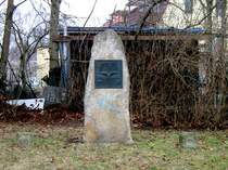 Gedenkstein in Machern 20.12.07.  1. M�rz 1836 Beginn der Erdarbeiten bei Machern f�r die erste deuteche Ferneisenbahn 
Hier handelt es sich um den 3,2 km langen und bis 11 m tiefen Einschnitt von Machern bei dem in zwei Jahren ca. 482 000 Kubikmeter Erdmassen bewegt wurden.