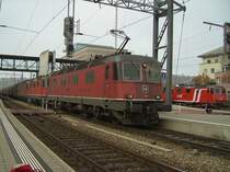 Eine Re 20/20 am 03.11.2007 mit einem G�terzug bei der Durchfahrt in Spiez Richtung L�ttschberg. 