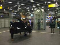 Mitten im Gelsenkirchener Hbf. ein Piano,Klavier oder Fl�gel,
mit Pianist.(20.12.2007)