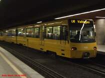 Einer der neuen Stuttgarter Stadtbahnwagen (Nr.3327) verl�sst die Haltestelle Charlottenplatz am 04.12.2007