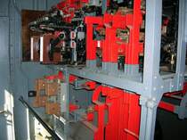 liks oben (die teile mit dem wei�en innen, sind die Fahrmotortrennsch�tze) ganz links, die t�r zum f�hrerstand,  techts diverse stromschienen.
aber man sieht in den alten damaligen loks  ging es direkt hinter dem lokf�hrer hochelektrisch zur sache.