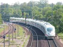 Ein ICE 3 aus Karlsruhe f�hrt in die Kurve nach Rastatt Richtung Basel. Das Bild entstand am 4. Juni 2006 auf der Fu�g�ngerbr�cke im Bahnhof �tigheim.