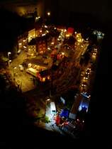 Blumenfeld bei Nacht. Im Vordergrund ist sehr sch�n der Unfall zu erkennen und auch die Einsatzkr�fte, die dank Flutlicht nicht im Dunkeln tappen m�ssen.