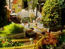 Auf der rechten Seite meiner ca.2,5m2 gro�en Trix Express-Anlage befindet sich diese schmucke G�rtnerei, in der auch ordentlich gearbeitet wird.