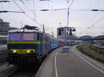Die belgische Mehrsystem-Lok 1604 hat in Aachen Hbf am 4.8.04 den EN  Jan Kiepura  Warschau-Aachen-Br�ssel �bernommen,wartet auf Stromwechsel,um den B�gel heben zu k�nnen.Danach Bremsprobe und los gehts mit Schublok (225) nach Belgien.Der Zug hat 11 Wagen.