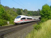 Ein 406 ist am 4.8.04 als ICE Frankfurt-K�ln-Aachen-L�ttich-Br�ssel unterwegs und passiert hier den Fotografen in der N�he des hinten sichtbaren Nirmer Tunnels bei Eilendorf kurz vor Aachen.