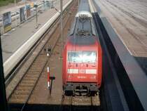 101 013-1 vor einem IC von Dortmund nach Konstanz. Hinter der Lok befindet sich der defekte Steuerwagen und am Ende des Zuges ist noch eine BR 101, vielleicht kommt daher die Versp�tung von 30 min:-).Heidelberg Hbf,5.8.04