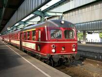 Enzt�ler Freizeitexpress - An mehreren Sonntagen im Jahr verkehrt der ET 425 als  Enzt�ler Freizeitexpress  von Stuttgart nach Bad Wildbad. Der Zug f�hrt einen Wagen extra nur f�r Fahrr�der am Schluss mit, so das sich im Enztal sch�ne Fahrradtouren mit einer Zugfahrt verbinden lassen. Am 07.06.2007 wartet ET 425 420-7 in Stuttgart Hbf auf die Ausfahrt.