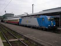 Stuttgart 2007 - Mit einem Fussball-Sonderzug nach gelsenkirchen am Haken, steht 185-CL-005 der Rail4Chem am 17.03.2007 in Stuttgart Hbf. W�hrend f�r Fussballfans die By3g-Wagen oder Silberlinge herhalten mussten, fuhren geladene G�ste im neu erworbenenen und Musterg�ltig aufgebauten Avmz der SVG.