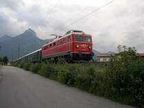 Au�erferner Bahntag 2007 - Am Nachmittag des 02.09.2007 macht sich 1110.505 mit ihren Schlierenwagen wieder von Reutte auf nach Innsbruck. Hier konnte der Zug beim Reutter Schulzentrum abgelichtet werden.