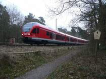 Ein Flirt in Richtung Lietzow rauscht am sonst einsamen Wanderweg zwischen Prora und Lietzow vorbei. Diese Z�ge werden hier seit 10.12.2007 eingesetzt. Eine Zugbegleiterin, mit der wir ins Gespr�ch kamen, �u�erte aber ihre Zweifel daran, ob der Zug im Sommer ausreichend Pl�tze - insbesondere f�r die vielen Fahrr�der - hat. Jetzt im Winter sind die Z�ge hingegen kaum besetzt, wir z�hlten manchmal nur um die 5 Fahrg�ste. 28.12.2007