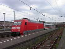 Bei regnerischem Wetter h�lt 101 117 in M�nster mit einem IC.
(21.6.07)
