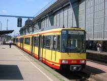 Zweisystem-Stadtbahn des Karlsruher Verkehrs Verbundes (KVV) am 27.07.2004 in Karlsruhe Hbf. Dieser Zug der Linie S 32 in Dreifach-Traktion (!) wird kurz nach der Aufnahme ausschlie�lich auf DB-Gleisen von Karlsruhe Hbf aus �ber Bruchsal nach Menzingen fahren.