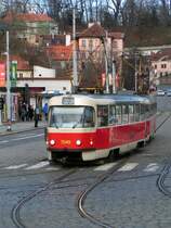 Wagen 7049 der Linie 23 beim verlassen der Haltestelle  Malostransk�  (Prag 01.12.07)