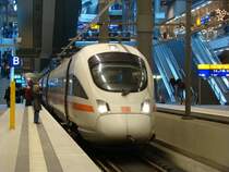 ICE 1511 aus Hamburg-Altona nach M�nchen Hauptbahnhof steht am 29.12.2007 im Bahnhof Berlin Hauptbahnhof (Tief).