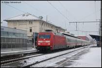 101 006-5 f�hrt am Morgen des 27.12.07 mit IC 2162 nach Karlsruhe Hbf auf Gleis 1 des Aalener Bahnhofs ein.