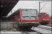Seit l�ngerem schon stehen in Ulm Hbf drei schrottreife 628er-Steuerwagen auf einem Abstellgleis, leicht erreichbar �ber Bahnsteig 1. Am 27.12.07 wurden sie winterlich eingeschneit, im Bildhintergrund rangiert 110 446-2 mit ihrer Filsbahn-RegionalBahngarnitur auf Gleis 1, nachdem 101 121-2 mit IC 2264 nach Karlsruhe Hbf Gleis 1 des Ulmer Hbfs verlassen hat.