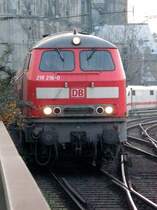 Eine 218 verl�sst den K�lner Hauptbahnhof mit einem Regionalexpress �ber die Hindenburgbr�cke. (17.11.2007)