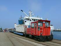 Wangerooge-Hafen Lok 399 108 (Sch�ma 1999) mit Flachwagen beim Ausladen der Gep�ckcontainer vom Schiff  Wangerooge  auf die Flachwagen.

02.06.2007 