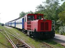 Wangerooge-Bahnhof Kompletter Inselzug mit Lok 399 108 (Sch�ma 1999, Fabriknummer 5600) 

02.06.2007 