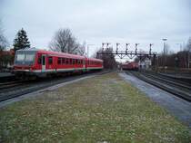 628/928 617 und 218 473 fahren im Bahnhof Bad Harzburg (27.12.2007)