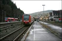 612 042/542 und 612 549/049 sind soeben als RE17 (RE 3907)  Sauerland-Express , von Hagen nach Kassel-Wilhelmsh�he, in Brilon Wald eingefahren und warten nun auf die Abfahrt. Links im Bild wartet die RB55 (RB 23727)  Uplandbahn nach Korbach. (28.12.07)