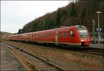 612 545/045 und 612 545/046 sind als RE17 (RE 3910)  Sauerland-Express nach Hagen, in Brilion-Wald eingefahren. (28.12.07)
