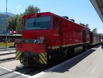 Eine Schmalspurlokomotive D 15 der Zillertalbahn, steht mit einem Regionalzug im �bergabebahnhof Jenbach zur �BB und zur Achenseebahn bereit, um nach Zell am Ziller und Mayrhofen im Zillertal abzufahren.    Jenbach 25.07.07