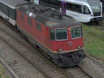 Eine Re 420 ( Re 4/4 II) f�hrt mit einem Rheintalexpress von Chur nach ST. Gallen, gerade aus dem Bahnhof Sargans aus. Dahinter steht ein Thurbo nach Buchs/SG abgestellt. Bild ist von der �berf�hrung beim Bahnhof Sargans gemacht worden. 24.12.07