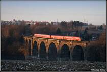 Der  CLEX  in Form eines VT der Baureihe 612 ist in den letzten Sonnenstrahlen des 25.12.07 auf dem Weg nach Leipzig. Hier bef�hrt er gerade das Bahrebachviadukt �ber die A4 bei Chemnitz-Heinersdorf.