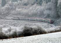 Durch die mit Rauhreif �berzogene Landschaft schl�ngelt sich der Zug  von Wiltz nach Kautenbach. 24.12.07