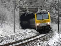 E-Lok 3019 mit Zug verl�sst den Tunnel  Kirchberg  oberhalb des Bahnhofs von Kautenbach in Richtung Clervaux. 25.12.07