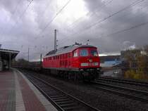 Am 10.11.07 f�hrt 232 260 mit einem langen leeren Rungenwagenzug durch Witten.