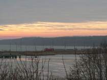 Ein Intercity in Richtung Ostseebad Binz durchf�hrt den kleinen Ort Lietzow. 28.12.2007